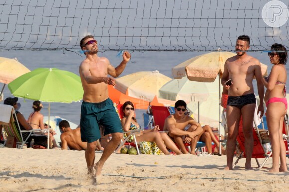 Rodrigo Hilbert joga vôlei na praia do Leblon, Zona Sul do Rio de Janeiro, neste domingo, 19 de outubro de 2014