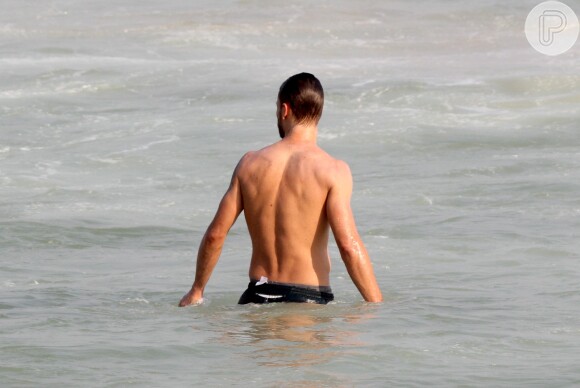 Rodrigo Hilbert mergulhou no mar para se refrescar