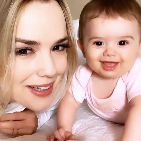 Thaeme Mariôto falou sobre a dupla rotina de cantora e mãe 