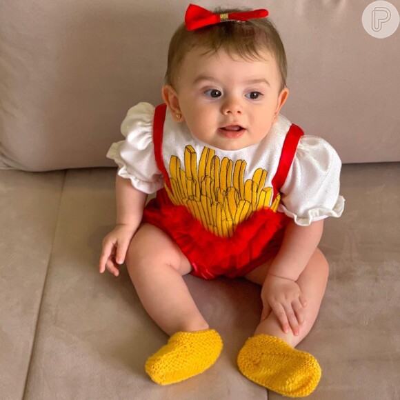 Filha de Thaeme Mariôto, Liz usou look com estampa de batatas fritas 