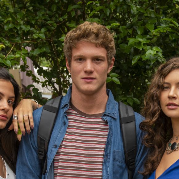 Rita (Alanis Guillen) sente ciúmes de Filipe (Pedro Novaes) ao vê-lo com Leila (Jade Cardozo) na novela 'Malhação - Toda Forma de Amar'