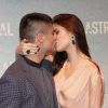 Guilherme Leicam beija a namorada, Bruna Altieri, na festa de 'Alto Astral'