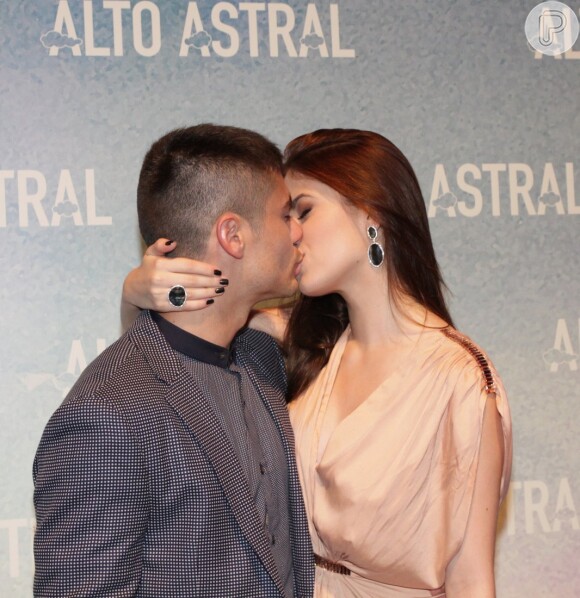 Guilherme Leicam beija a namorada, Bruna Altieri, na festa de 'Alto Astral'