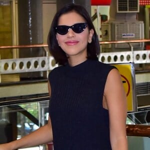 Mariana Rios sorri ao notar presença de fotógrafos no aeroporto de Congonhas, em São Paulo