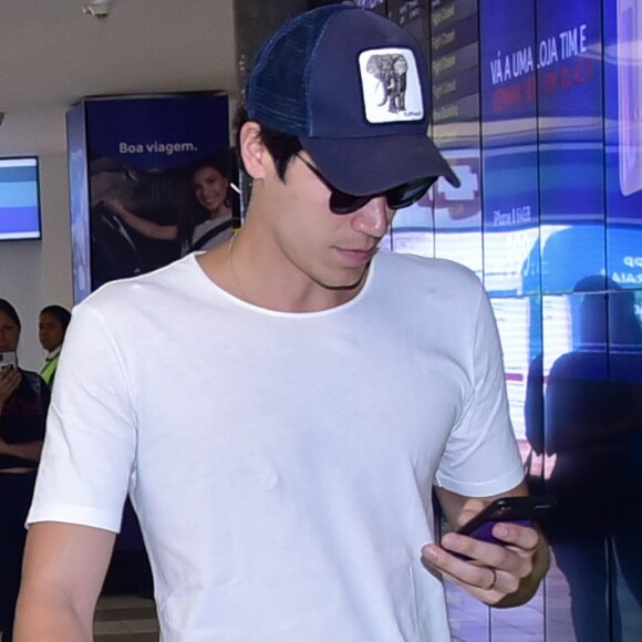 Noivo de Mariana Rios, Lucas Kalil usou roupa casual e básica para viajar