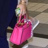 Mariana Rios aposta em bolsa rosa neon e lenço amarrado na alça para dar toque fashionista