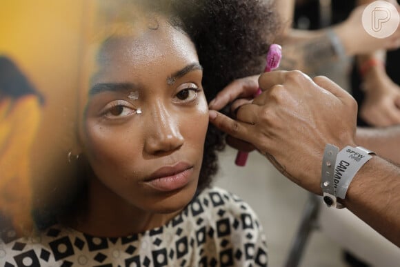 Maquiagem iluminada no Ano Novo: dica da expert Quezia Melo, do TP Beauty Lounge, é aliar iluminador a glitter na make