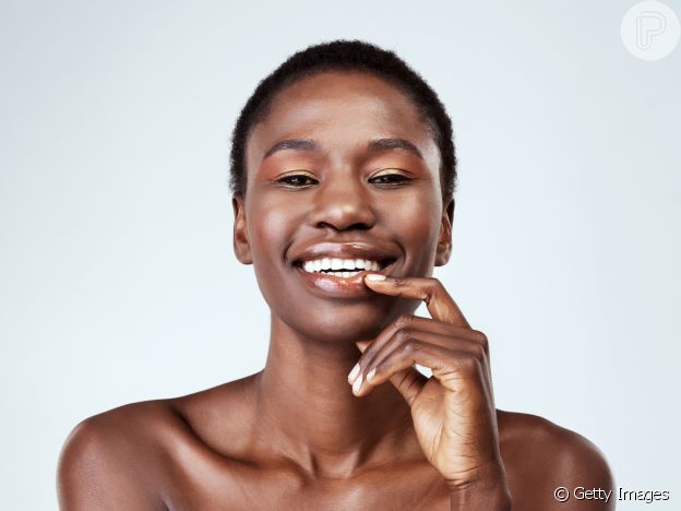 O iluminador garante um efeito glow natural na maquiagem