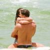 Cauã Reymond e Mariana Goldfarb se abraçam em praia da Barra da Tijuca