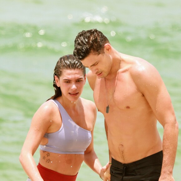 Cauã Reymond e Mariana Goldfarb curtem praia no Rio