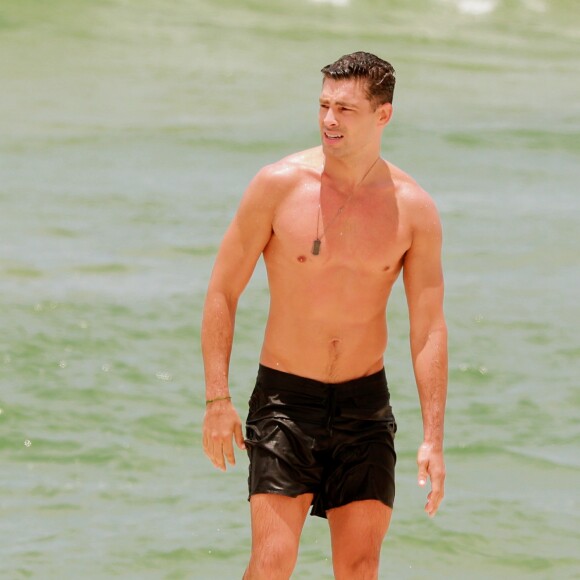 Cauã Reymond é flagrado em praia da Barra da Tijuca