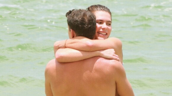 Cauã Reymond e Mariana Goldfarb namoram em praia do Rio de Janeiro. Fotos!