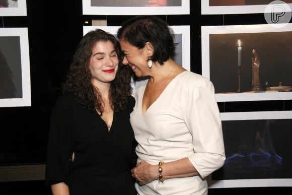 Lilia Cabral troca carinho com a filha, Giulia Figueredo, em premiação