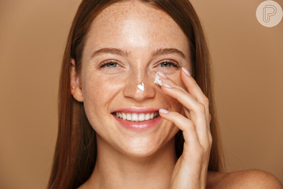 O creme hidratante facial ajuda a repor a hidratação perdida durante a exposição solar no verão