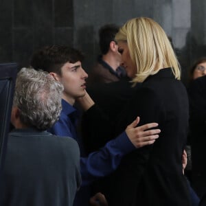 Filho mais velho de Gugu, João Augusto, de 18 anos, é apoiado por Ana Hickmann no velório