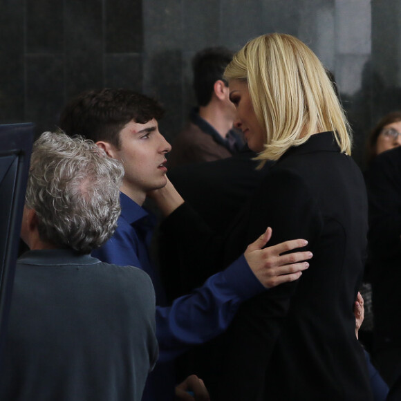 Filho mais velho de Gugu, João Augusto, de 18 anos, é apoiado por Ana Hickmann no velório