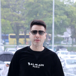 Luiz Bacci chega ao velório de Gugu Liberato