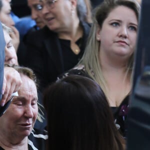 A mãe de Gugu, Maria do Céu, ganhou abraço de Mara Maravilha no velório do apresentador