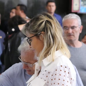 Carlos Alberto de Nóbrega se despediu de Gugu Liberato na companhia da mulher, Renata Domingues