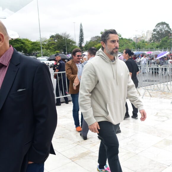 Marcos Mion chega ao velório de Gugu Liberato