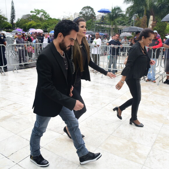 Luciano, dupla de Zezé Di Camargo, chega com a mulher, Luciana, ao velório de Gugu Liberato
