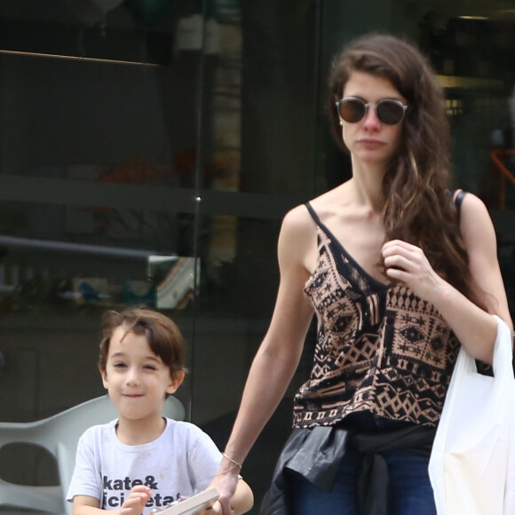 Alinne Moraes e o filho, Pedro, de 5 anos, foram clicados após almoço em família