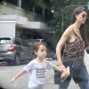 Alinne Moraes e o filho, Pedro, foram flagrados em saída de restaurante
