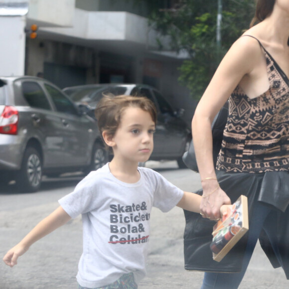 Alinne Moraes e o filho, Pedro, foram flagrados em saída de restaurante