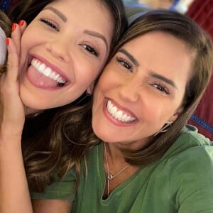 Deborah Secco e Vitória Strada cantam em karaokê em festa de aniversário de 40 anos da mulher de Hugo Moura neste sábado, dia 30 de novembro de 2019