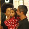 Filha de Juliana Alves e Ernani Nunes, Yolanda, de 2 anos, ganhou carinho dos pais durante passeio por shopping do Rio de Janeiro neste domingo, 1º de dezembro de 2019