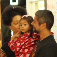 Juliana Alves dá colo para a filha, Yolanda, durante passeio em família. Fotos!