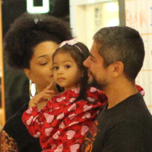 Filha de Juliana Alves e Ernani Nunes, Yolanda, de 2 anos, ganhou carinho dos pais durante passeio por shopping do Rio de Janeiro neste domingo, 1º de dezembro de 2019