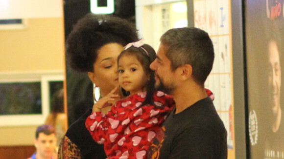 Juliana Alves dá colo para a filha, Yolanda, durante passeio em família. Fotos!