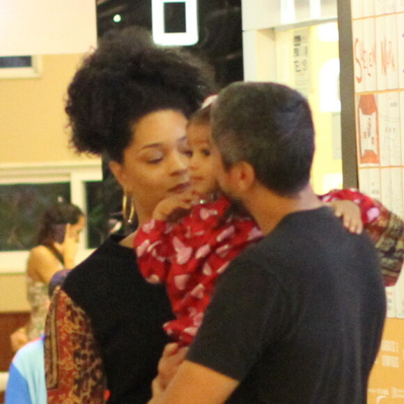 Filha de Juliana Alves e Ernani Nunes, Yolanda, de 2 anos, ganhou carinho dos pais em passeio por shopping da Zona Sul do Rio de Janeiro