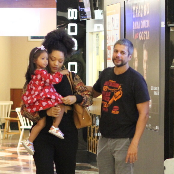 Filha de Juliana Alves e Ernani Nunes, Yolanda, de 2 anos, usou look estiloso durante passeio com os pais por shopping do Rio de Janeiro