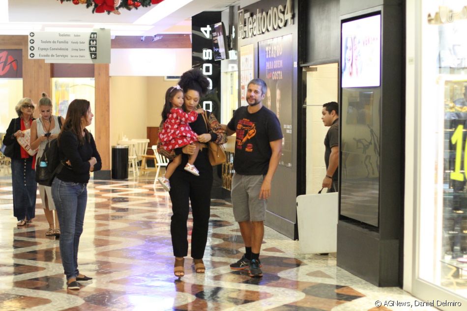 Filha de Juliana Alves e Ernani Nunes, Yolanda, de 2 anos, usou look estiloso durante passeio com os pais por shopping do Rio de Janeiro