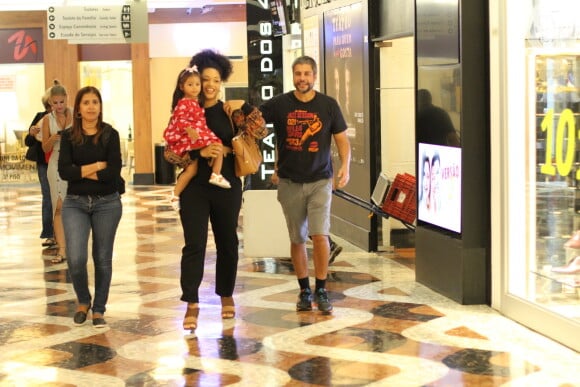 Juliana Alves e Ernani Nunes levaram a filha, Yolanda, para passeio por shopping do Rio de Janeiro neste domingo, 1º de dezembro de 2019