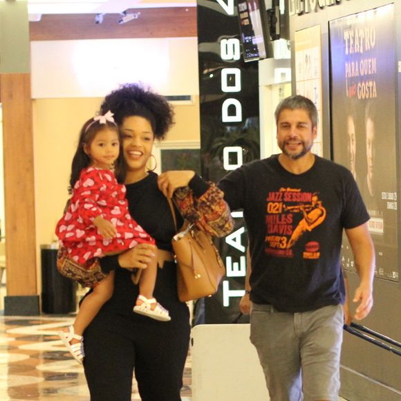 Juliana Alves e Ernani Nunes levaram a filha, Yolanda, para passeio por shopping do Rio de Janeiro neste domingo, 1º de dezembro de 2019