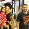 Juliana Alves deu colo para a filha, Yolanda, de 2 anos, durante passeio por shopping do Rio de Janeiro