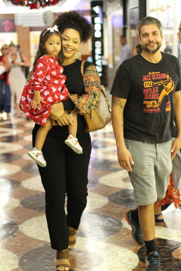 Juliana Alves deu colo para a filha, Yolanda, de 2 anos, durante passeio por shopping do Rio de Janeiro