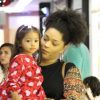 Filha de Juliana Alves e Ernani Nunes, Yolanda, de 2 anos, ganhou colo da mãe durante passeio por shopping do Rio