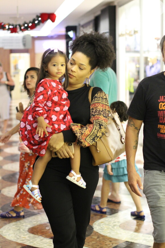 Filha de Juliana Alves e Ernani Nunes, Yolanda, de 2 anos, ganhou colo da mãe durante passeio por shopping do Rio