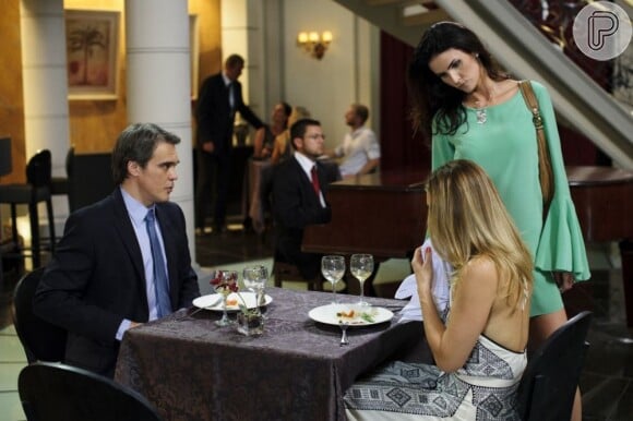 Amanda (Lisandra Souto) encontra Carlos (Dalton Vigh) e Antonia (Leticia Spiller) em um restaurante e faz um escândalo, em 'Salve Jorge', em 25 de fevereiro de 2013