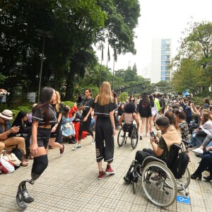 O desfile da nova coleção contou com modelos deficientes e cadeirantes