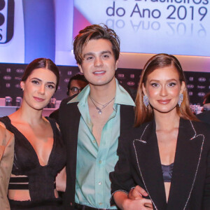 Luan Santana e a noiva, Jade Magalhães, posaram com Paolla Oliveira, Marina Ruy Barbosa, outras premiadas, e Xande Negrão em premiação de revista