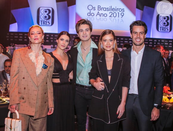 Luan Santana e a noiva, Jade Magalhães, posaram com Paolla Oliveira, Marina Ruy Barbosa, outras premiadas, e Xande Negrão em premiação de revista