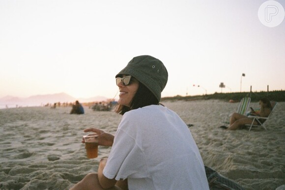 Bruna Marquezine usa óculos e chapéu despojado para ir à praia