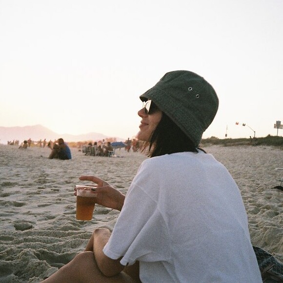 Bruna Marquezine publica foto em praia com camiseta larga nesta terça-feira, dia 03 de dezembro de 2019