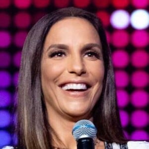 Ivete Sangalo faz homenagem para babá dos filhos com nova foto da família reunida postada nesta terça-feira, dia 03 de dezembro de 2019