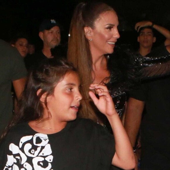 Filhos de Ivete Sangalo surgem em nova foto com família e blusa de Marcelo rouba cena: 'Fake news'